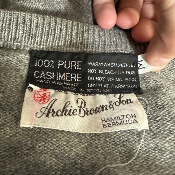 Vintage Archie Brown & Son 100% Cashmere Gray V Neck Sweater Sz Medium - Picture 9 of 9